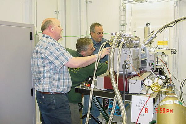 CAT staff and Michael Blum (MAR USA) assembling CCD base.